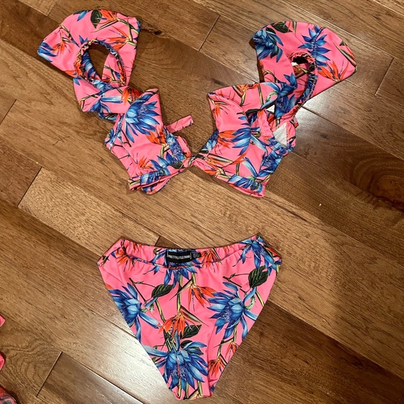Pretty little thing tropical pink bikini set with matching coverup - Picture 3 of 3